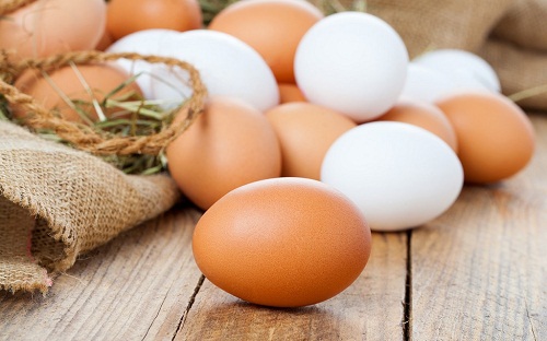 Trứng gà giúp tăng cường nội tiết tố nữ.