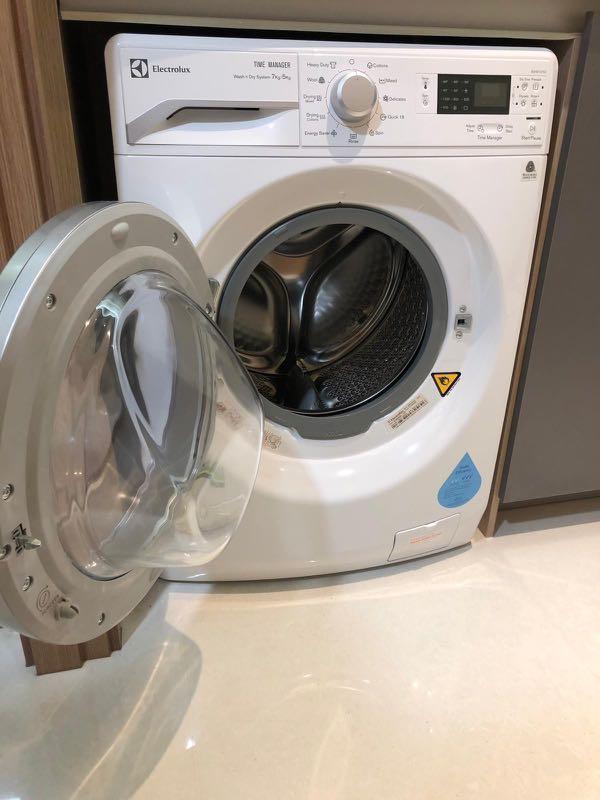 Thiết kế của máy giặt sấy Electrolux khá sang trọng, hiện đại
