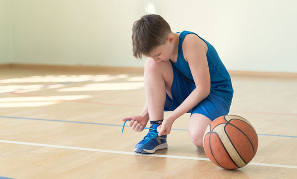 Giày thể thao khích lệ các bé trai tham gia các hoạt động thể thao