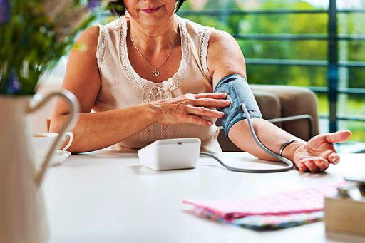 Máy đo huyết áp tự động sử dụng vô cùng dễ dàng.