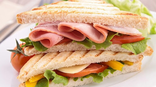Cách làm bánh mì sandwich kẹp thịt nguội