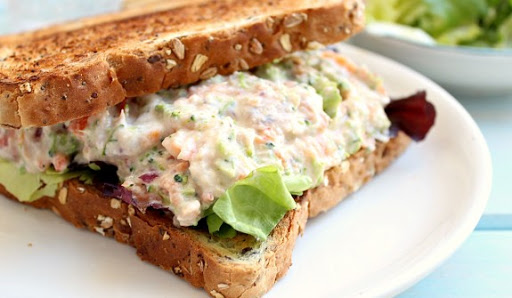 Sandwich cá ngừ và sốt mayonnaise
