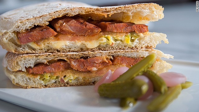 Cách làm bánh mì sandwich kẹp trứng và xúc xích siêu nhanh