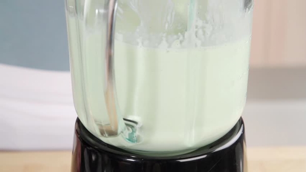 Cho hỗn hợp sữa chua vào máy xay sinh tố