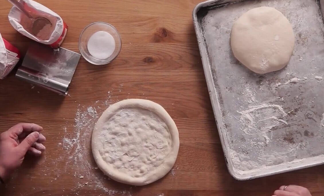 Làm bánh pizza bằng nồi chiên không dầu cần xăm vỏ để bánh dễ chín