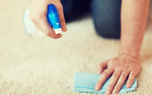 Khử mùi thảm trải sàn sẽ giúp phòng ngủ của bạn bớt mùi hôi, mùi ẩm mốc