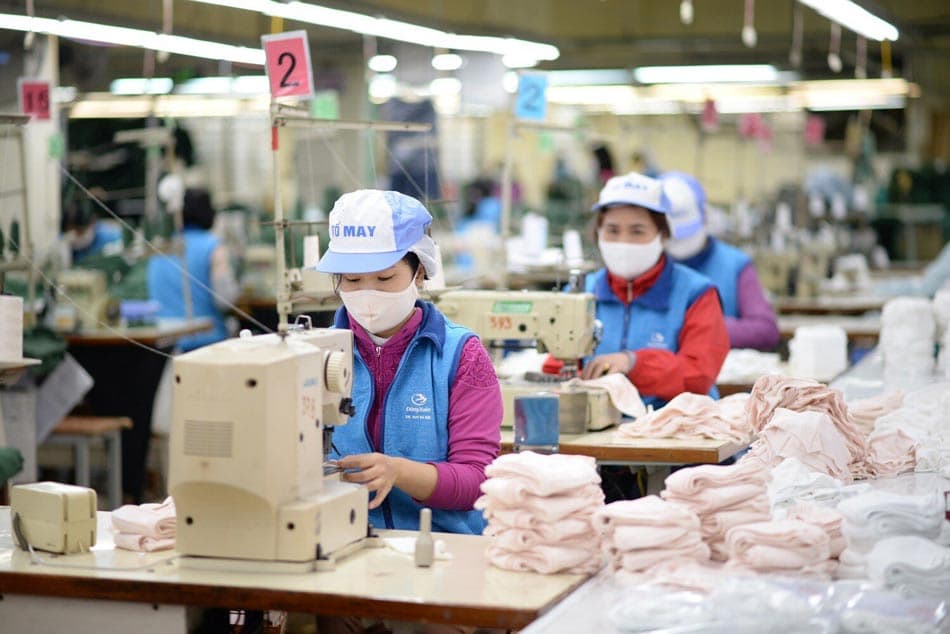 Các công nhân đang làm việc ngày đêm để sản xuất đủ khẩu trang vải cung cấp cho thị trường