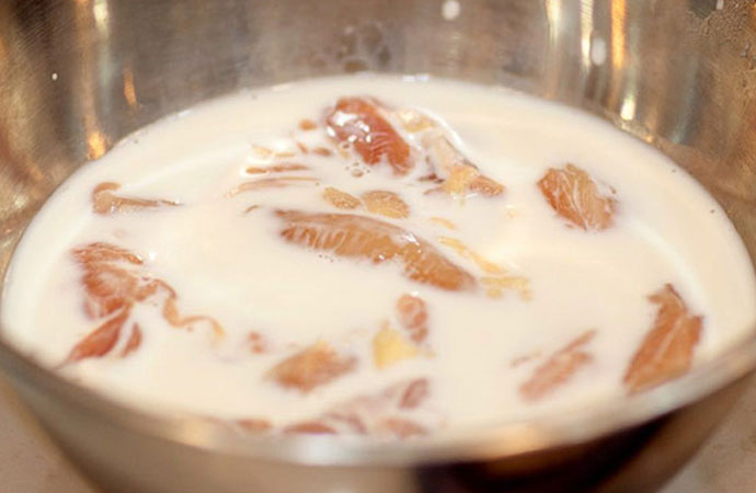 Ngâm thịt trong sữa thấm đều trong hơn 1 tiếng