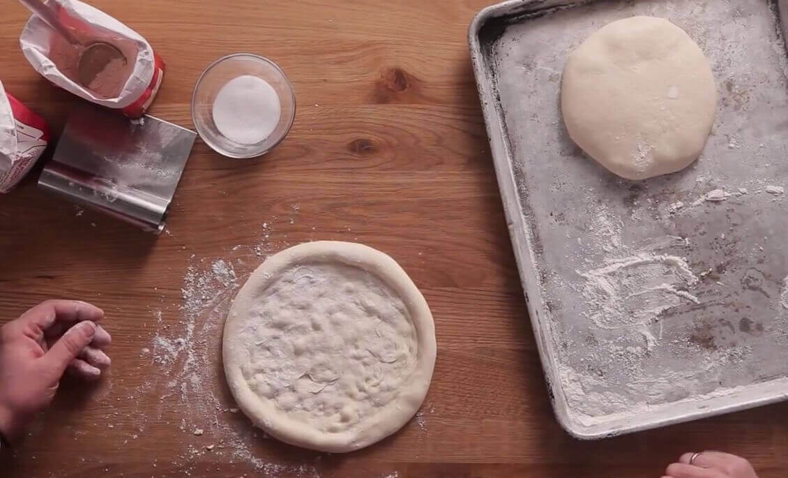 cách làm bánh pizza tại nhà không cần lò nướng