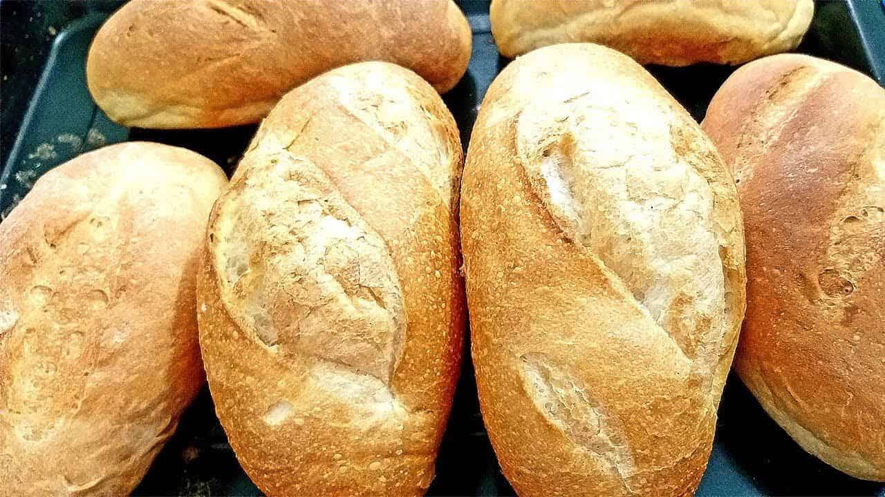 Cách làm bánh mì bằng nồi chiên không dầu khá đơn giản, bánh vừa ngon vừa sạch.