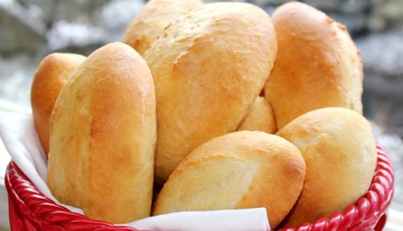 Nguyên liệu chính đề làm bánh mì bằng nồi chiên không dầu là bột bánh mì số 13