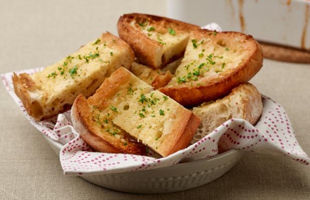 Cách làm bánh mì nướng bơ tỏi bằng chảo, lò vi sóng