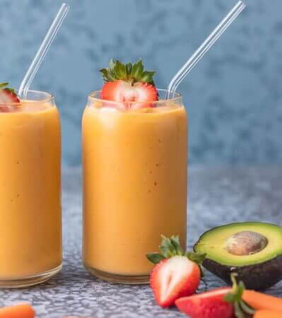 Smoothie cà rốt, dâu tây, bơ, xoài với nước dừa tươi