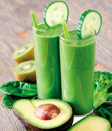 Smoothie bơ, cải bó xôi, kiwi