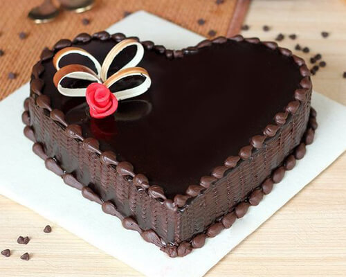 Một chiếc bánh sinh nhật hình trái tim được thiết kế đơn giản nhưng đẹp mắt