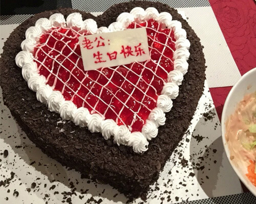 Chồng yêu: Chúc mừng sinh nhật - Tấm thiệp phía trên chiếc bánh sinh nhật hình trái tim socola thật ngọt ngào