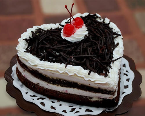 Một chút sắc trắng của kem, cùng sắc đỏ của cherry sẽ khiến bánh sinh nhật của chồng, người yêu bạn trở nên đẹp mắt hơn đó