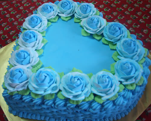 Hoa hồng xanh là biểu trưng cho tình yêu lâu bền, vĩnh cữu. Các chị em có thể mượn chiếc bánh để nói lên tình cảm của mình tới người thương