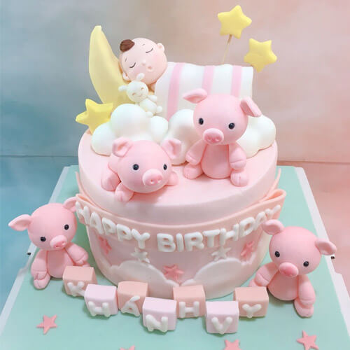Bánh sinh nhật hình chú lợn màu hồng kết hợp với hình em bé ngủ dễ thương