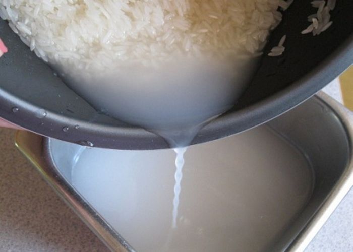 Khi rửa mặt bằng nước gạo bạn cần chắt phần nước vo lần 2