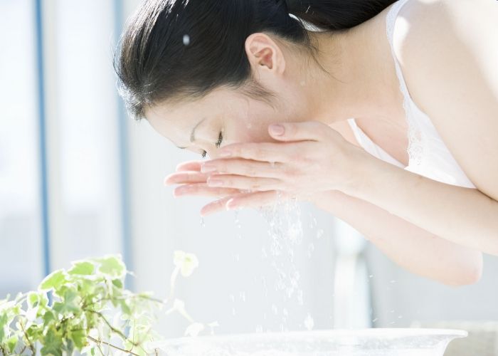 Rửa mặt bằng nước vo gạo cần lưu ý chống nắng vào ban ngày