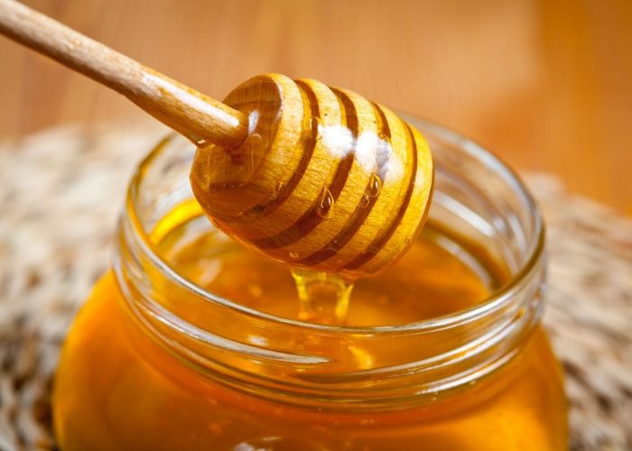Một ly nước ấm pha mật ong trước khi ăn sáng sẽ giúp bạn ăn ngon miệng hơn