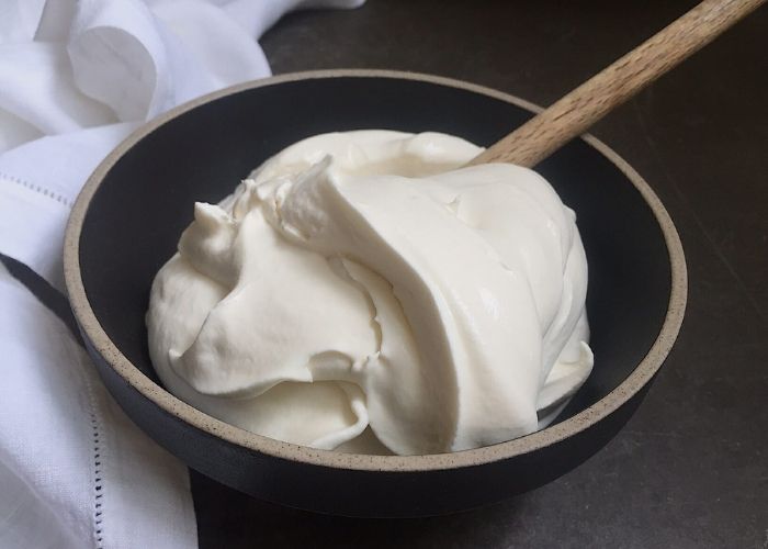 Với kem tươi Whiping cream tự làm, bạn có thể dùng màng bọc thực phẩm bọc lại rồi để vào ngăn mát tủ lạnh
