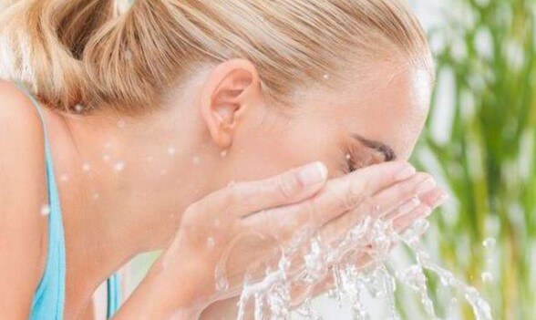 Rửa sạch mặt với nước sau khi rửa bằng nước muối sinh lý