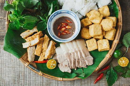 Mắm tôm chấm bún đậu, thịt luộc, cà pháo