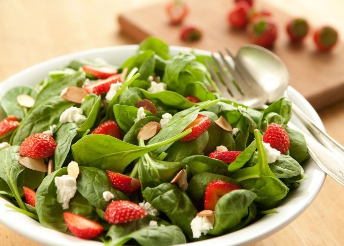 Rau Spinach còn được gọi là "siêu thực phẩm" bởi nó có thành phần dinh dưỡng cao và đa dạng