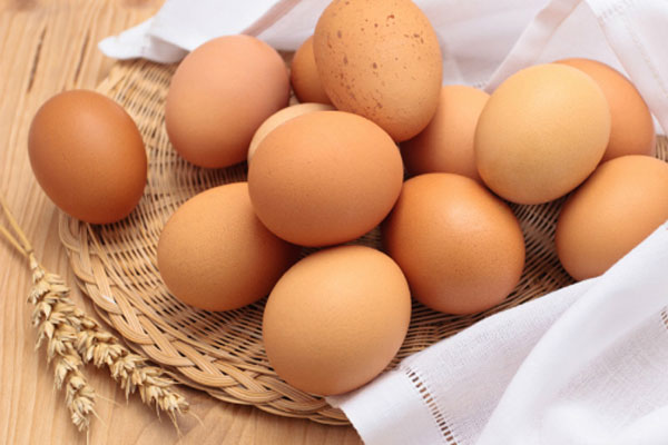 Giảm rụng tóc sau sinh bằng trứng gà Giảm rụng tóc sau sinh bằng trứng gà