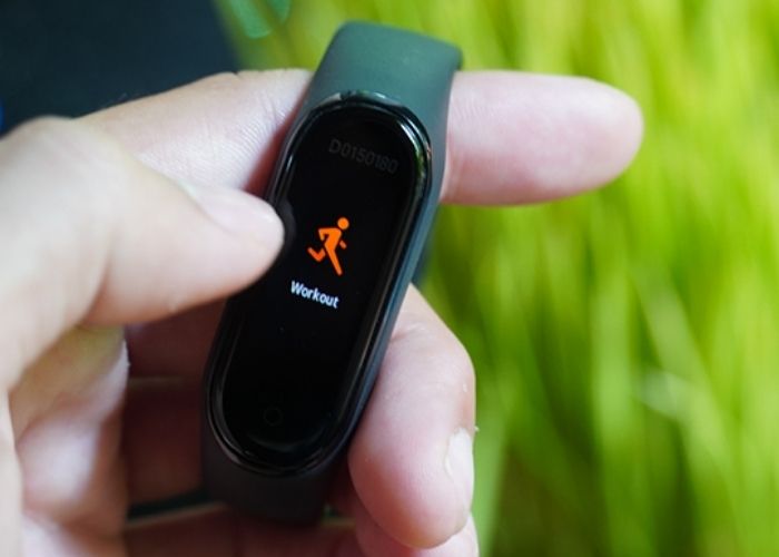 So sánh Mi Band 3 va 4 có thể thấy man hinh của Mi Band 4 tốt hơn hẳn 