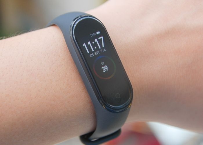 Vạch pin của Mi Band 4 hiển thị ngay trên màn hình chính