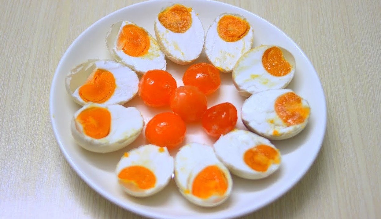 Trứng vịt muối xong có thể tách riêng lòng đỏ ra rồi cất vào tủ lạnh có thể bảo quản được khoảng 3 tháng