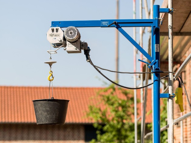 Máy tời điện giúp việc nâng, hạ, di chuyển vật liệu xây dựng dễ dàng hơn. Máy tời điện giúp việc nâng, hạ, di chuyển vật liệu xây dựng