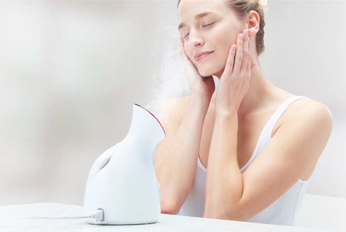 Chăm sóc da với máy xông mặt nhanh chóng, tiện lợi, hiệu quả, giúp tinh thần thư giãn.