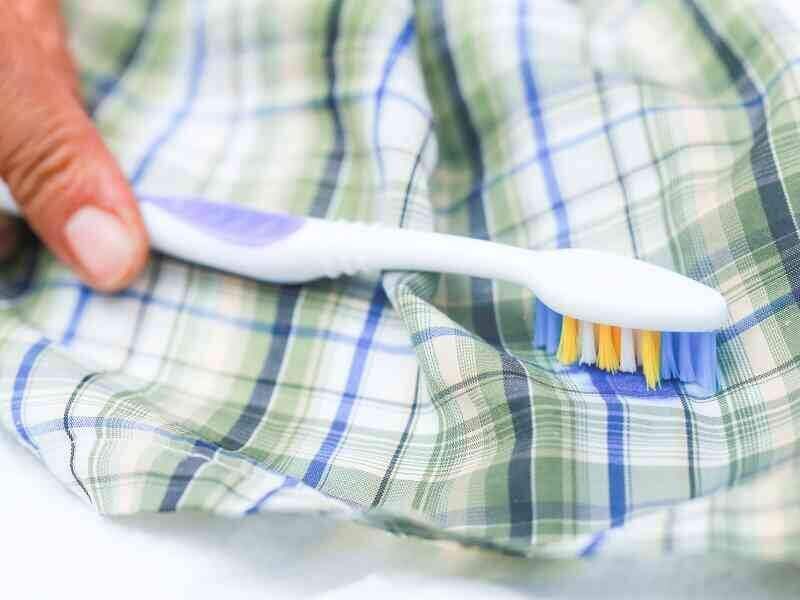 Trong kem đánh răng có chứa chất làm trắng nên có thể dùng để tẩy vết bẩn trên quần áo