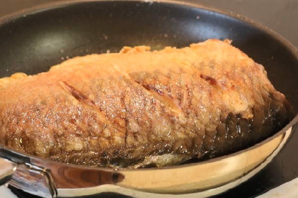 Chiên sơ cá trước khi nấu là cách nấu cá chép om dưa không bị nát