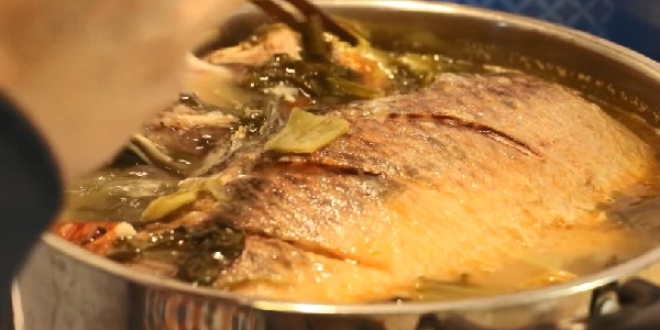 Trong quá trình nấu cá om dưa, bạn nên lật một lần để cá ngấm gi vị