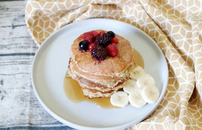 Thưởng thức bánh pancake yến mạch giảm cân với mật ong hoặc syrup Thưởng thức bánh pancake yến mạch giảm cân với mật ong hoặc syrup