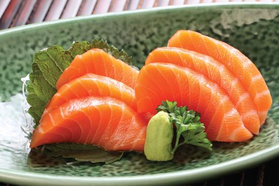 Cá hồi giàu axit béo và omega-3
