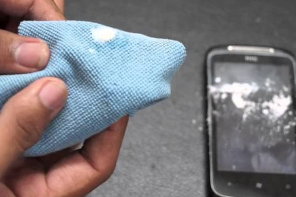 Cách làm mờ vết xước màn hình điện thoại bằng sáp đánh bóng ô tô