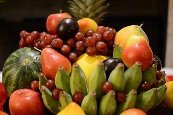 Chọn các loại trái cây tươi ngon để bày mâm ngũ quả