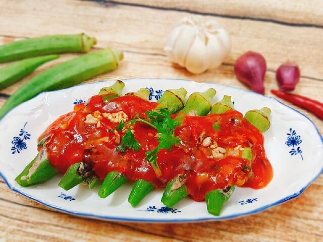 Món đậu bắp nhồi thịt sốt cà chua ăn với cơm nóng cực kỳ hợp đấy nhé! 