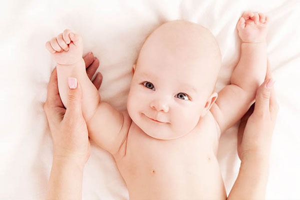 Cách massage cánh tay cho trẻ sơ sinh