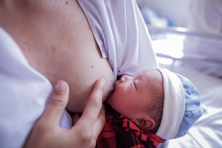 Sữa non thường được tuyến vú của mẹ tiết ra trong vòng 72 giờ đầu sau sinh