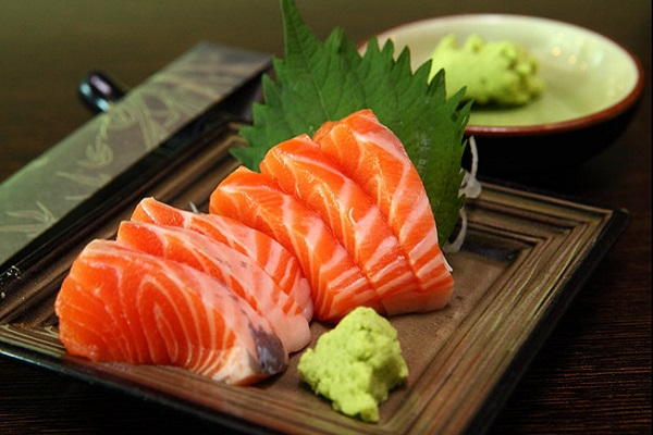 Sashimi cá hồi là một món ăn hấp dẫn đến từ Nhật Bản