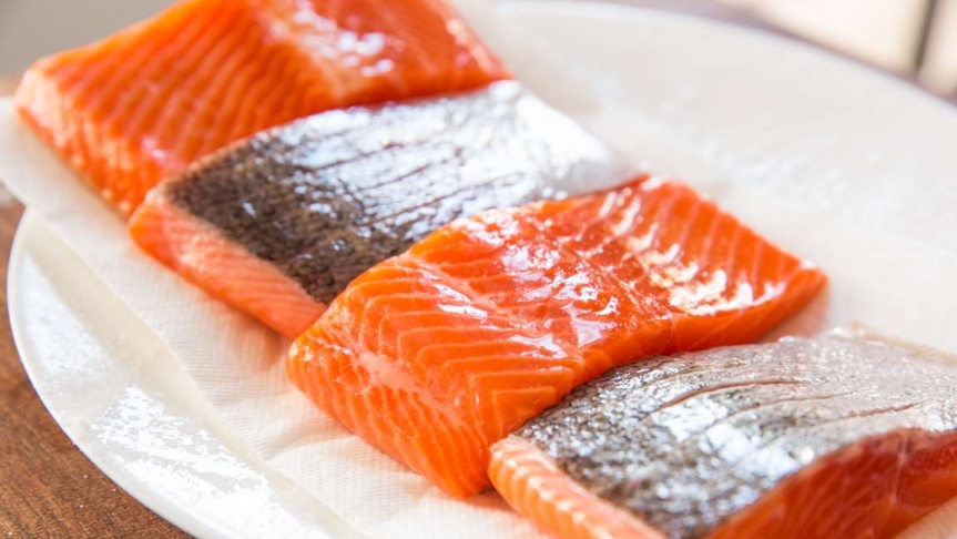 Chọn cá hồi Sashimi cần chọn miếng cá tươi, màu rực rỡ