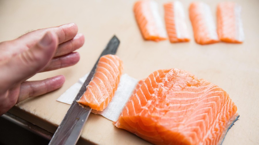Cách làm sashimi cá hồi tại nhà rất đơn giản, không hề khó như bạn nghĩ