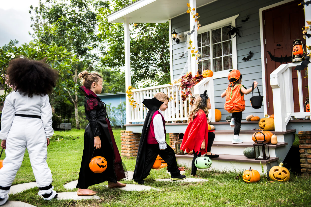 Trẻ em đi xin kẹo vào dịp lễ Halloween